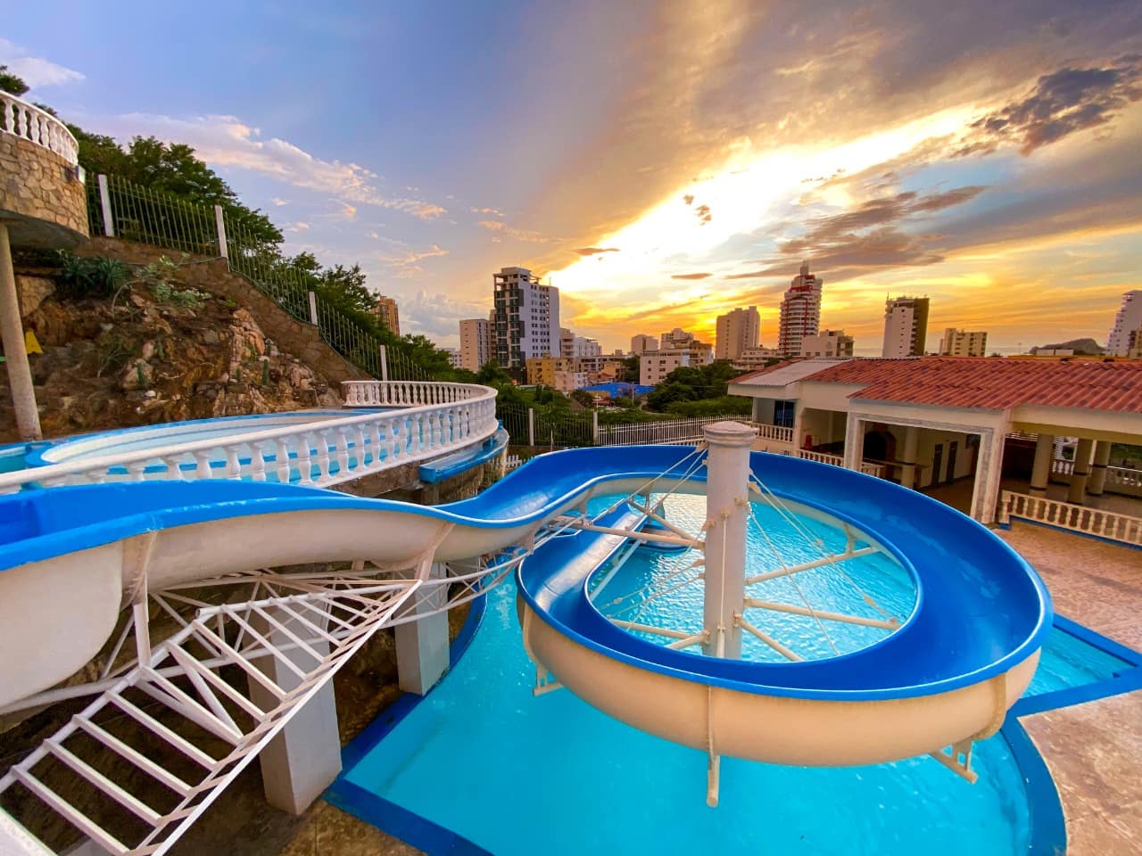 Piscina con tobogán — Villa Roca